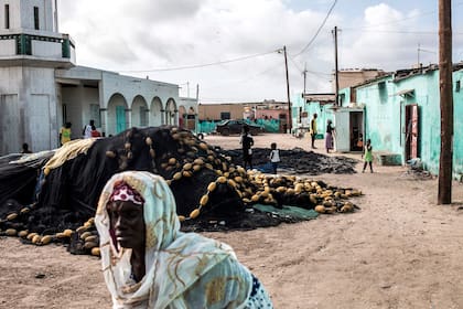 Pueblos de pescadores como Bargny llevan décadas luchando contra el aumento del nivel del mar, se han perdido cientos de casas y se han desplazado muchas familias