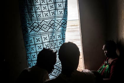 La familia Toure se sienta en la única habitación que queda de su casa, en el pueblo costero de Bargny