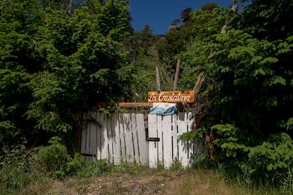 Bariloche 01/12/22 Casa de Diego Frutos, vecino de Mascardi incendiada por mapuches. La ocupacion mapuche que mantenia la comunidad Lafken Winkul Mapu fue desalojada hace 2 meses.