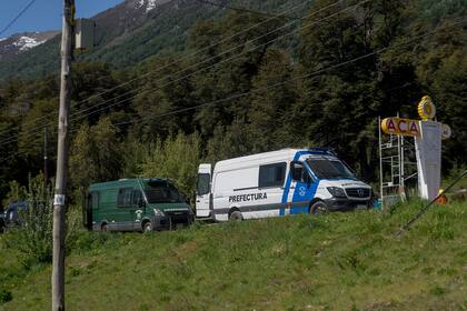 Bariloche 01/12/22 Fuerzas Federales custodian el predio donde mapuches mantenian una ocupacion, no permiten que personas ajenas a las fuerzas permanezcan en el lugar. La ocupacion mapuche que mantenia la comunidad Lafken Winkul Mapu fue desalojada hace 2 meses.