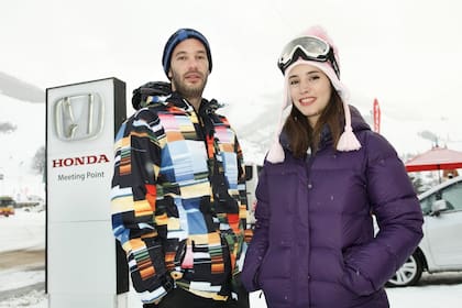 Bariloche. ”Chucho” Acasuso y su novia, Agustina Córdoba, en la base del Catedral