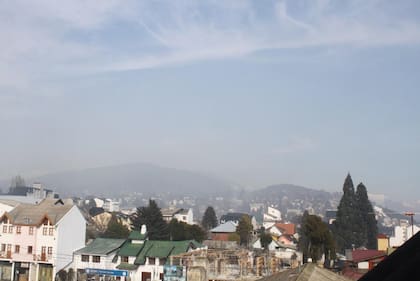Bariloche. El incendio en un basural hizo que la ciudad amanezca cubierta de humo