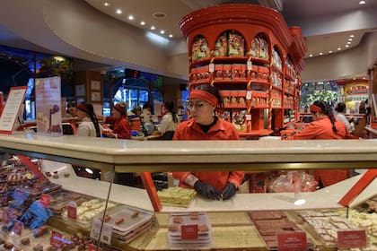 Bariloche. Mamuschka una de las chocolaterías emblemas de la ciudad se alista para el fin de semana largo de pascuas. Turistas recorren el local ubicado en calle Mitre.