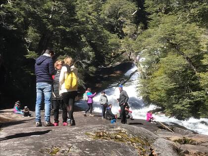 Bariloche ofrece una gran cantidad de senderos para recorrer y vistas bellísimas de sus lagos 