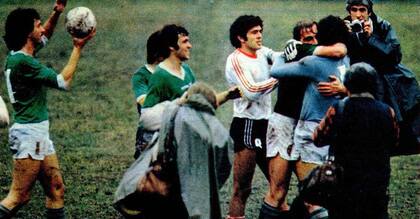 Barisio acaba de superar uno de los récords, el de Antonio Roma (783 minutos, en 1969) y es felicitado por Juan Domingo Rocchia