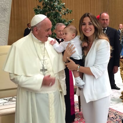 Barón fue a visitar al papa vestida de blanco cuando el código de vestimenta era negro; sin embargo, hicieron una excepción y la dejaron pasar a saludarlo (Foto: Instagram @jmena)