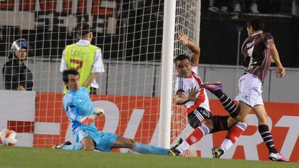 Barovero en el arco y Mercado de lateral; en 2013 el último cruce de River y Lanús en copas internacionales con victoria granate