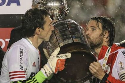 Barovero y Cavanaghi hace un año, levantando la Copa Libertadores