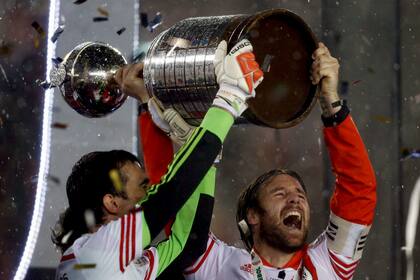 Barovero y Cavenaghi levantan la Copa en el Monumental