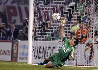 La histórica atajada de Marcelo Barovero a Emanuel Gigliotti por la Copa Sudamericana