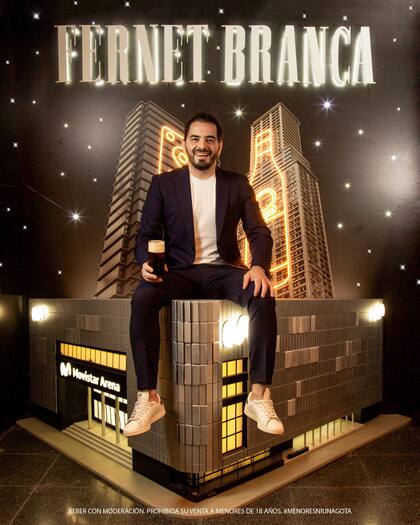 Martín Olivera, embajador de Fernet Branca, aprovechó a tomarse una foto con la maqueta.