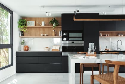 Barra de Dekton ‘Natura’ (Canteras del Mundo), lámpara colgante (La Feliz), banquetas (Marini Estudio).