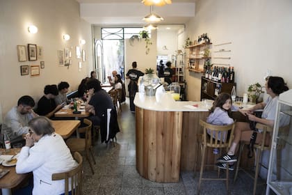 Barra, pocas mesas y ambiente relajado: el sello de Mandia