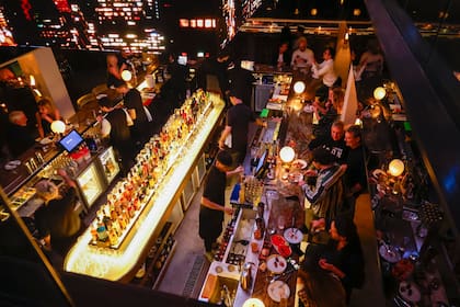 Barra que domina uno de los salones de Costa 7070