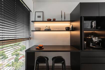 Barra y mesada negra Granito Negro Brasil Leather (Marmoleria Rimana). Un detalle especial es la estación de café, pensada para él, apasionado del café y barista amateur.