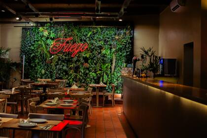 Barra y parte del salón principal.