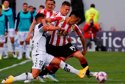 Barracas Central y Gimnasia, de La Plata, igualaron en un partido más luchado que jugado.