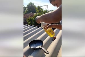 Se subió al techo de su casa para cocinar un huevo frito con el calor del Sol