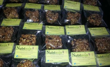 Barras de granola "Nutriola", cuya comercialización en territorio argentino fue prohibido por la Anmat