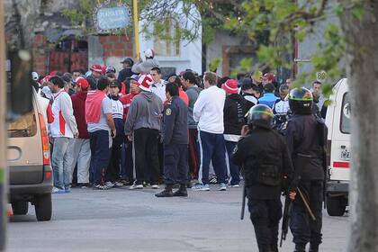 Barras del Rojo, con la policía