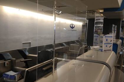 Barreras acrílicas en la zona del check in en Aeroparque