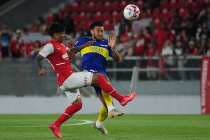 Barreto y Salvio, en lucha por la pelota
