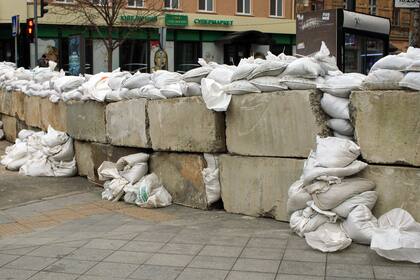 Barricadas hechas con sacos de arena y bloques de hormigón se ven en una de las calles centrales de la ciudad de Odessa el 10 de marzo de 2022.