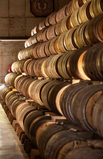 Barriles en una de las destilerías, visita obligada en la isla.