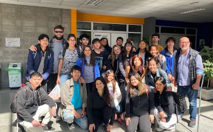 Barrio con un grupo de alumnos de una escuela porteña que fue a la Fauba a conocer detalles de la carrera
