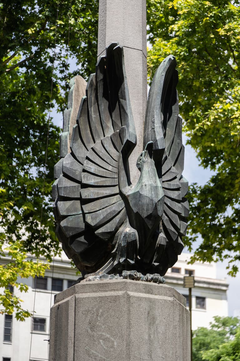 Detalle del monumento y el espacio de juegos en la Plaza Almagro (Estrella Herrera)