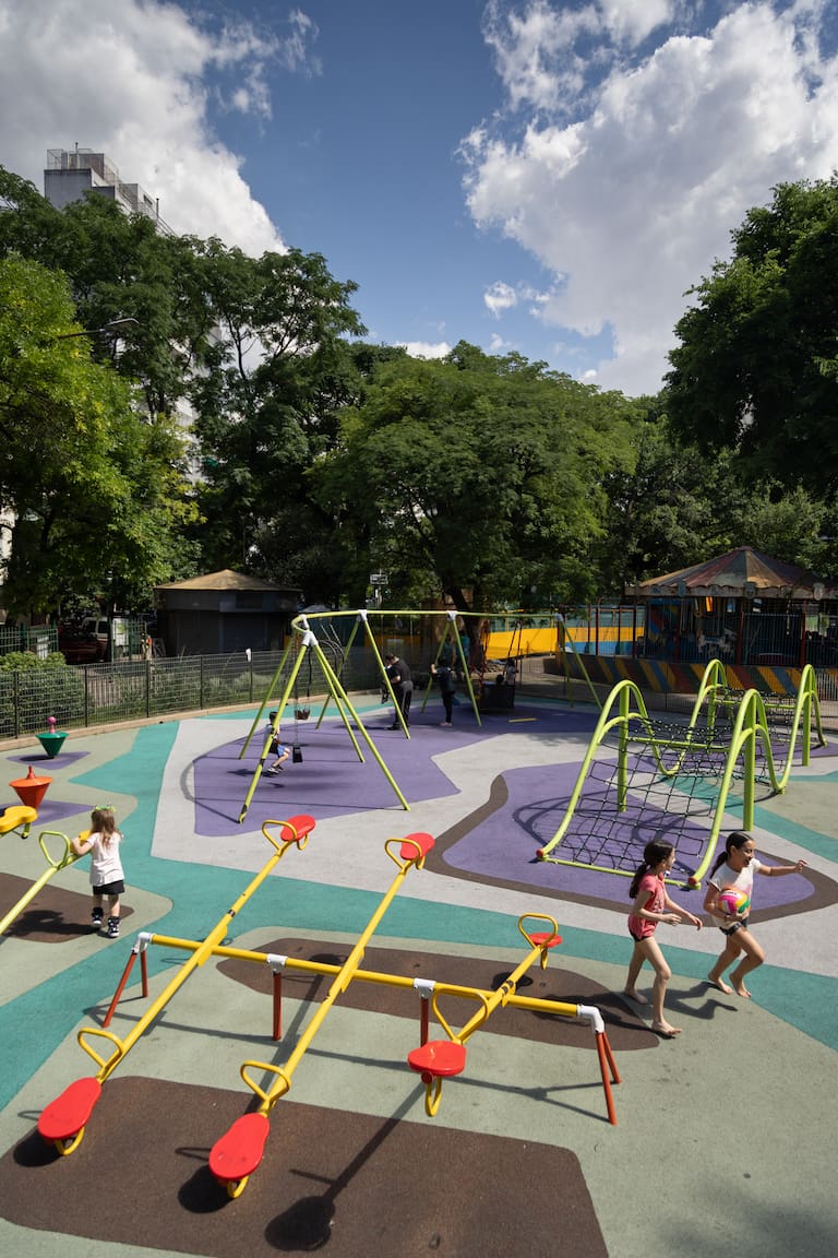 Detalle del monumento y el espacio de juegos en la Plaza Almagro (Estrella Herrera)