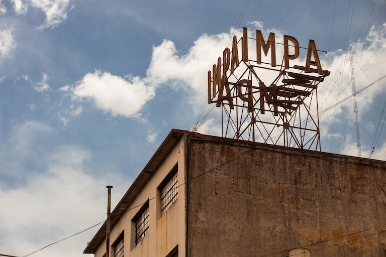 El edificio IMPA (Industrias Metalúrgicas y Plásticas Argentina) es un ícono de las fábricas recuperadas en Buenos Aires, ubicado en Querandíes 4290 (Estrella Herrera)