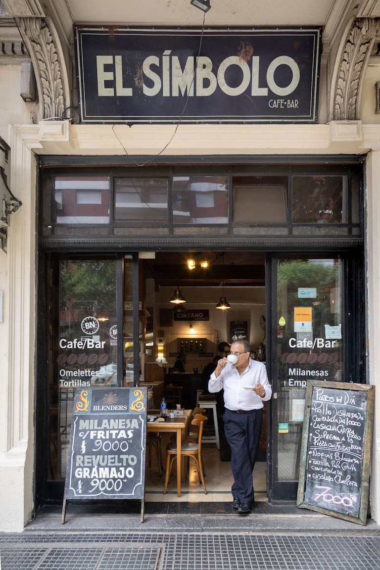 Fachada y pizarra del bar El Símbolo (Estrella Herrera)