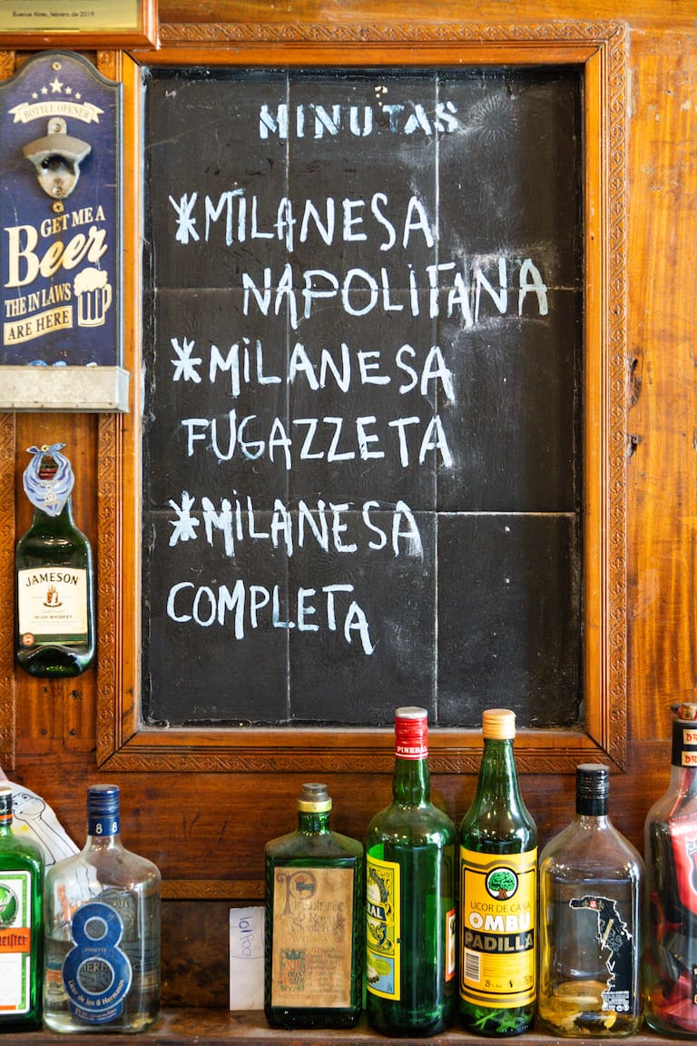 Fachada y pizarra del bar El Símbolo (Estrella Herrera)