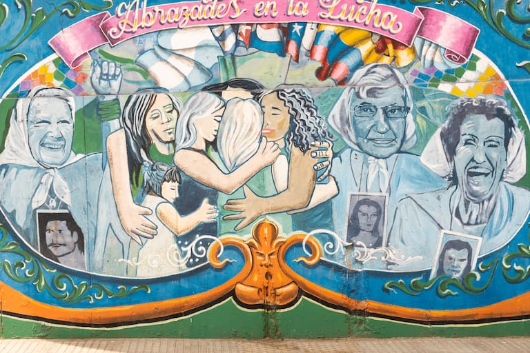 A la derecha un mural del edificio IMPA y a la izquierda chicos jugando en la plaza Almagro (Estralla Herrera)