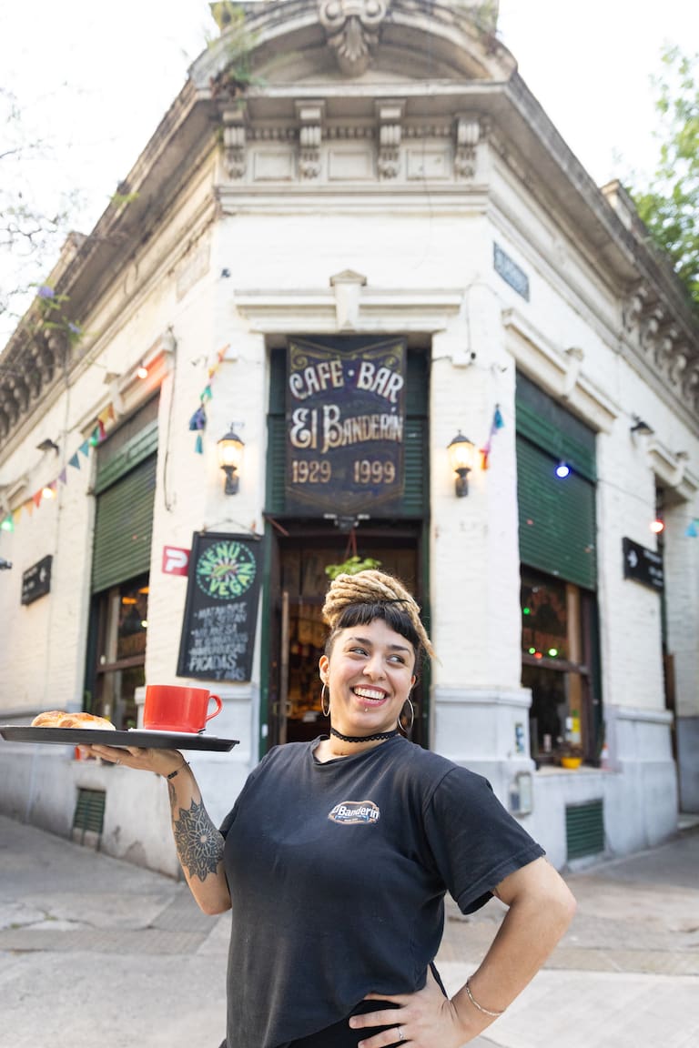 Fachada e interior del bar El Banderín (Estrella Herrera)