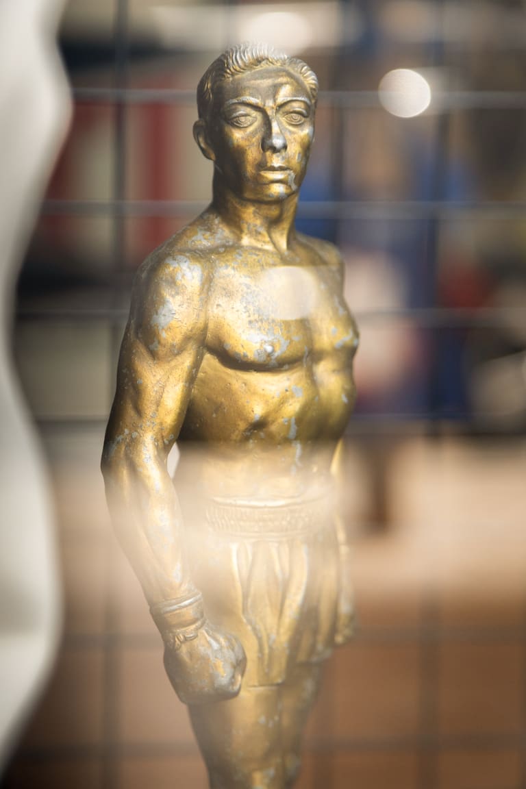 Detalles de la vidriera de Corti Box, negocio al lado de la Federación de Box (Estrella Herrera)