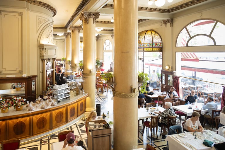 El vitral de la puerta de la confitería Las Violetas y el salón visto desde arriba (Estrella Herrera)