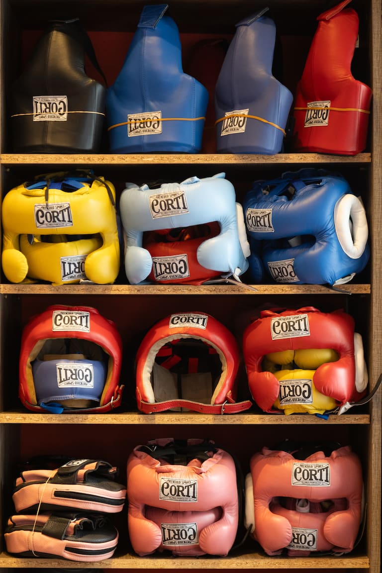 Detalles de la vidriera de Corti Box, negocio al lado de la Federación de Box (Estrella Herrera)