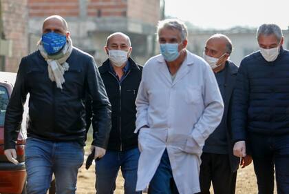 Las autoridades provinciales y municipales recorren el barrio, situado entre Ensenada y Berisso, a unas 30 cuadras de la gobernación