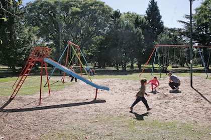 El parque tiene muchas zonas de juegos para los más chicos