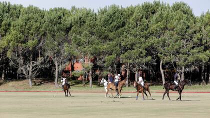 Barrio privado La Herradura en Pinamar, con su propia cancha de polo