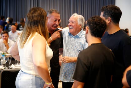 Barrionuevo se ríe ante una advertencia del ferroviario Omar Maturano