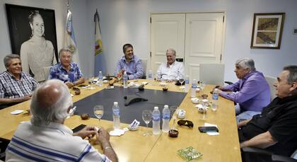 Barrionuevo y Moyano con la cúpula de la central, ayer, en la Uocra