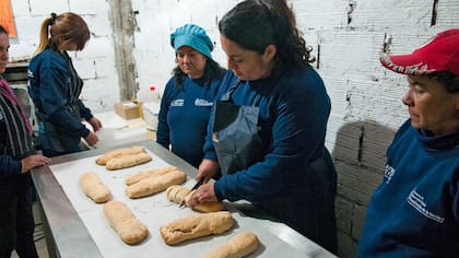 En el polo productivo de Barrios de Pie en La Matanza funcionan una panadería, una textil y un carpintería, entre otros microemprendimientos