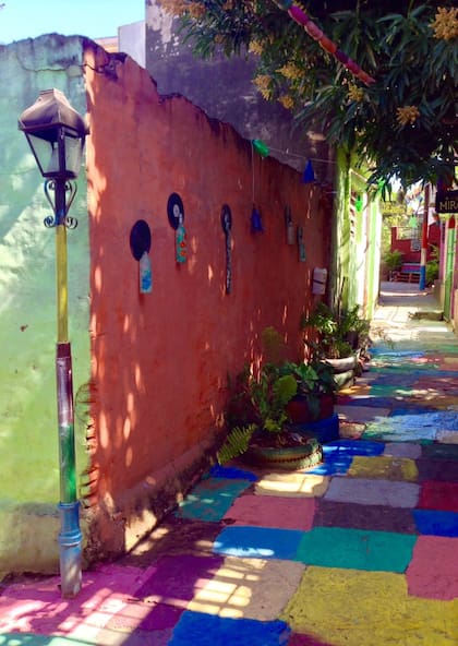 Barrios coloridos con aires caribeños.