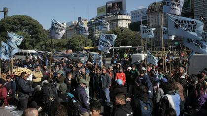 Barrios de Pie en el Obelisco, en una de sus recientes manifestaciones; desde allí partirá mañana una marcha hacia La Plata