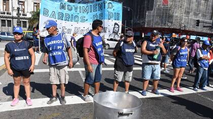 Barrios de Pie instaló ollas populares y se movilizará al Obelisco por los planes sociales