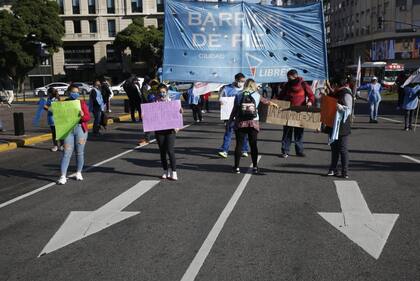 Los manifestantes llevaron carteles reclamando, comida, agua potable e insumos para desinfección