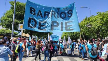 Barrios de pie se movilizó sobre la avenida 9 de Julio hacia el Obelisco (Twitter/@Abraham15720551)